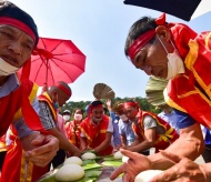 Traditional cake making contest commemorates Hung Kings