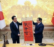 Vietnam PM presents Kishida Fumio with calligraphy