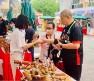 [Hanoi-SEA Games 31] Hanoi handicrafts attract international SEA Games 31 guests