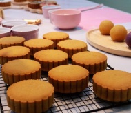 Hanoian woman makes traditional mooncakes in unique ways 