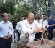 President offers incense at Tan Trao Special National Monument