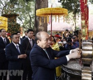 State President and overseas Vietnamese offer incense at Kinh Thien Palace