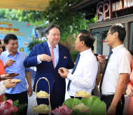 [Video] US Ambassador enjoys Hanoi’s specialties