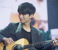 Korean guitarist Sungha Jung delights Hanoi audience with See Tinh 