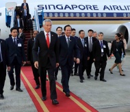 Singaporean PM arrives in Hanoi, economic ties top agenda 