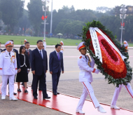 Chinese President Xi Jinping lays wreath at Ho Chi Minh Mausoleum