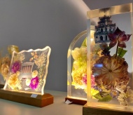 Hanoi artist makes flowers eternal in lamps