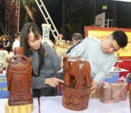 Visitors explore local products at Hanoi's agricultural fair