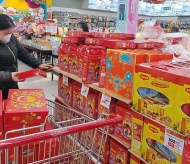 Hanoi retail outlets open to keep prices stable during Tet