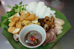 Nostalgia for rice noodles with fried tofu from Hanoi's Old Quarter