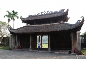 Explore 400-year communal house in Quoc Oai 