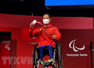 Vietnamese weightlifting athlete wins silver at Tokyo 2020 Paralympics