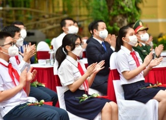 Hanoian students attend new school year opening ceremony online