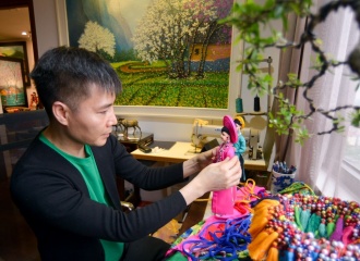 Hanoi artist glams up dolls with 54 ethnic minority’s attires