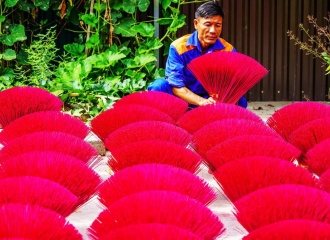 Busy Quang Phu Cau incense-making villages ahead Tet Holiday