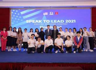 Chargé d’Affaires of the US Mission congratulates Vietnamese students at English speaking contest