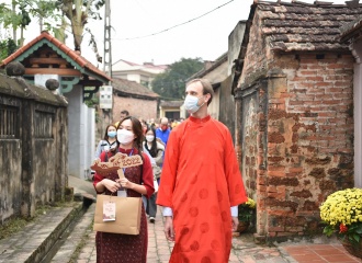 Tet Holiday re-enacted in Duong Lam ancient village