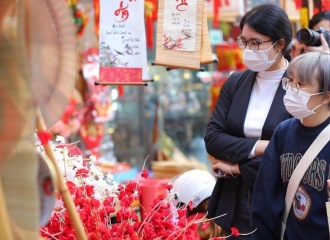 [Video]Tet atmosphere in Hang Luoc and Phung Hung streets