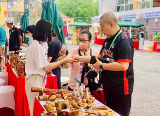 [Hanoi-SEA Games 31] Hanoi handicrafts attract international SEA Games 31 guests