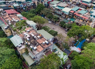 Hanoi to build regulations on renovating and rebuilding old apartments 