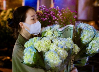 Bustling Quang Ba Flower Market before Vietnamese Women’s Day