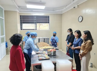 Hanoi promotes food safety in school kitchens