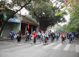 Friendship cycling event promotes green vehicles in Hanoi