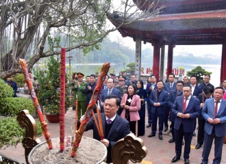 Hanoi’s leaders pay tribute to ancestors on Tet 