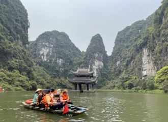 French delegation enjoys tour to Trang An beauty spot