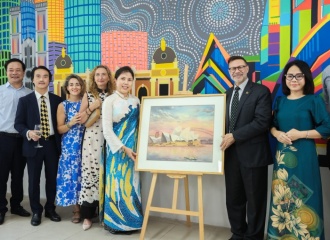 Sydney Opera House and Hanoi's One Pillar Pagoda featured in newly unveiled mural