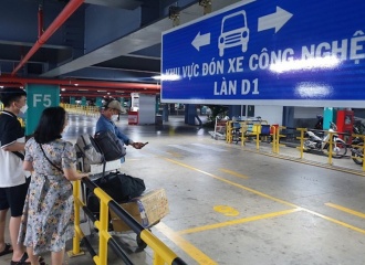 Two taxi businesses barred from operating at Tan Son Nhat International Airport 