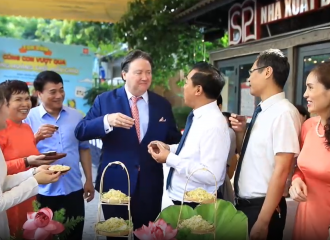 [Video] US Ambassador enjoys Hanoi’s specialties