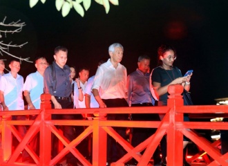 Singaporean Prime Minister takes a stroll around Hoan Kiem Lake