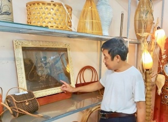 Artisan devotes his life to weaving pictures of late President Ho Chi Minh