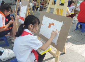 Children painting during the Hanoi Autumn Festival 2023