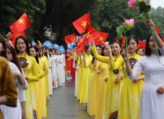 Vibrant display: Ao Dai parade shines on Hoan Kiem Lake