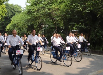 Vietnamese, Dutch government leaders tour Hanoi on bike