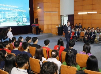 Students from iconic Hanoi-Amsterdam high school meet Dutch Prime Minister