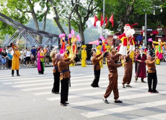 Make the Hoan Kiem Lake pedestrian zone an attractive destination