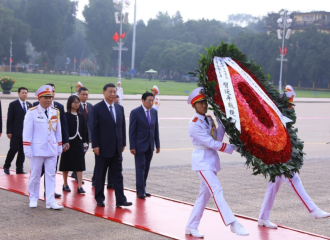 Chinese President Xi Jinping lays wreath at Ho Chi Minh Mausoleum