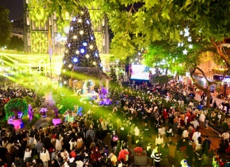 Bustling atmosphere in Hanoi for Christmas Eve