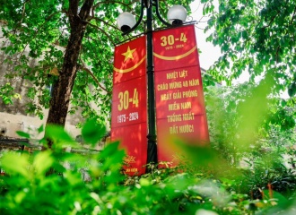 Hanoi streets colored ahead of Reunification Day 