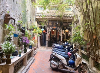 Snacking in alleys of Hanoi's Old Quarter