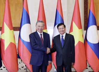 Vietnam, Laos give utmost priority to strengthening ties