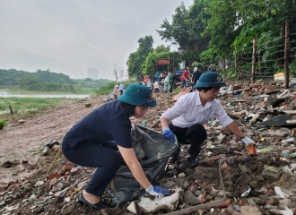 Ba Dinh District launches environmental clean-up in riverine communities