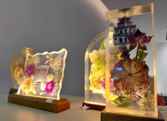 Hanoi artist makes flowers eternal in lamps