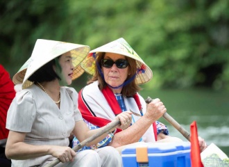 After Hanoi, Australia’s Senate President visits Trang An Landscape Complex 