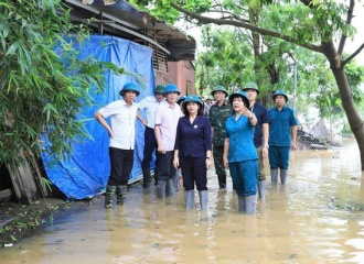 Red River floods exceed alert level 2, severely disrupt life in Hanoi