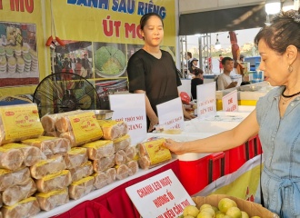   Hanoi links suburban consumers to Vietnamese products via local initiatives