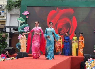 Hanoi women respond to Ao Dai month